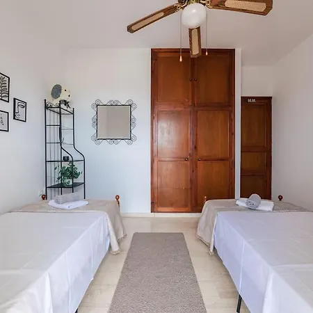 Seaside Escape Daire Saronida